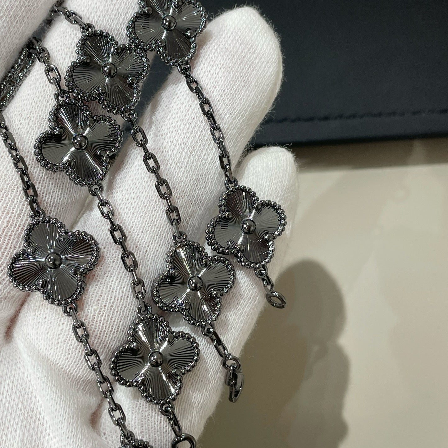 [Elowen Jewels]CLOVER 5 MOTIF BLACK BRACELET