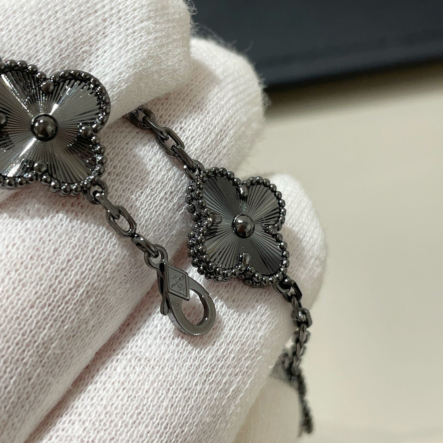 [Elowen Jewels]CLOVER 5 MOTIF BLACK BRACELET