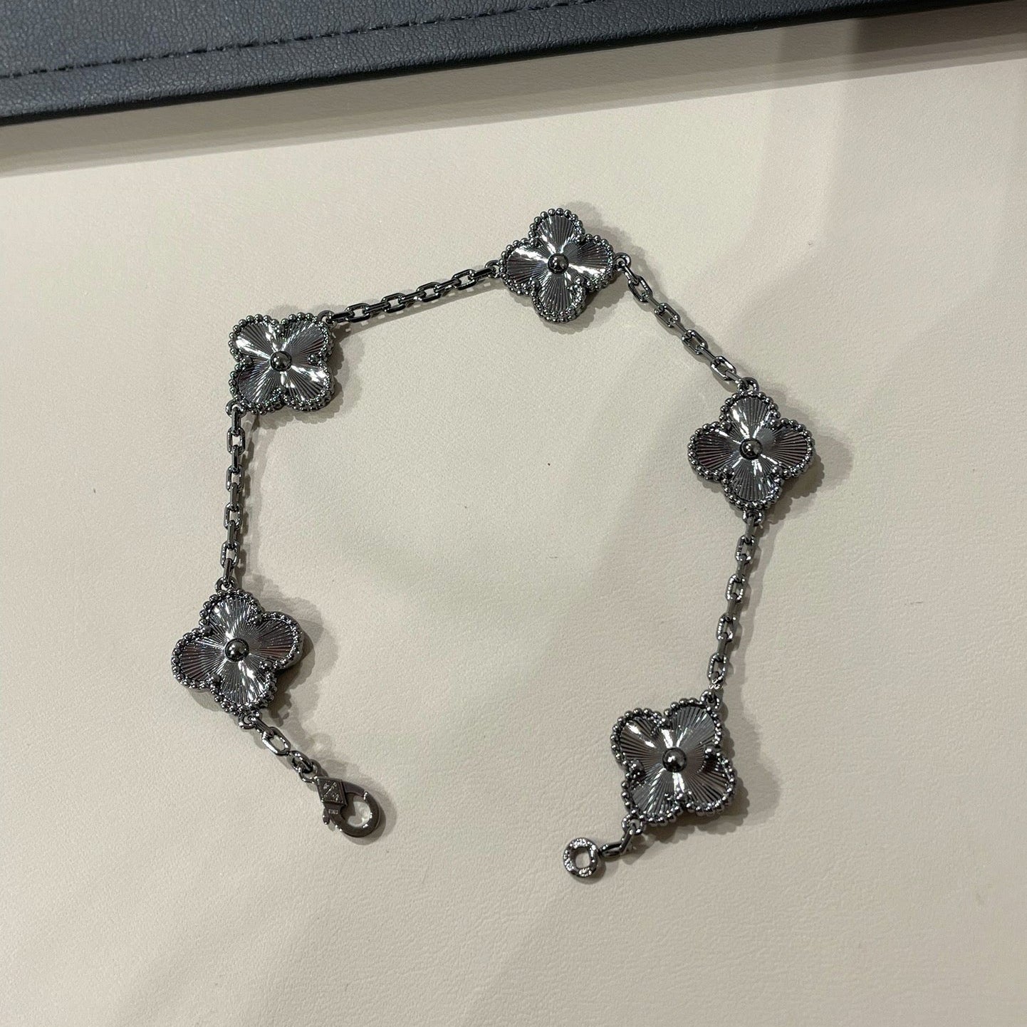 [Elowen Jewels]CLOVER 5 MOTIF BLACK BRACELET