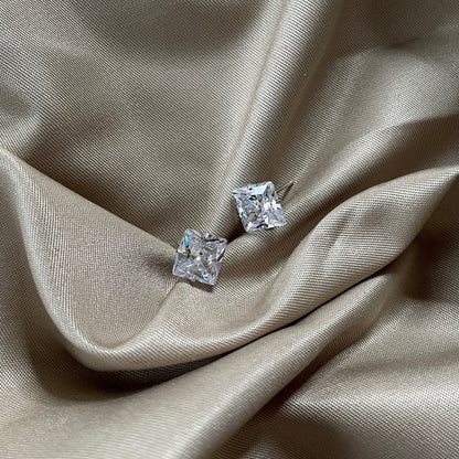 [Elowen Jewels]Stylish Shiny Square Center Stone Stud Earrings