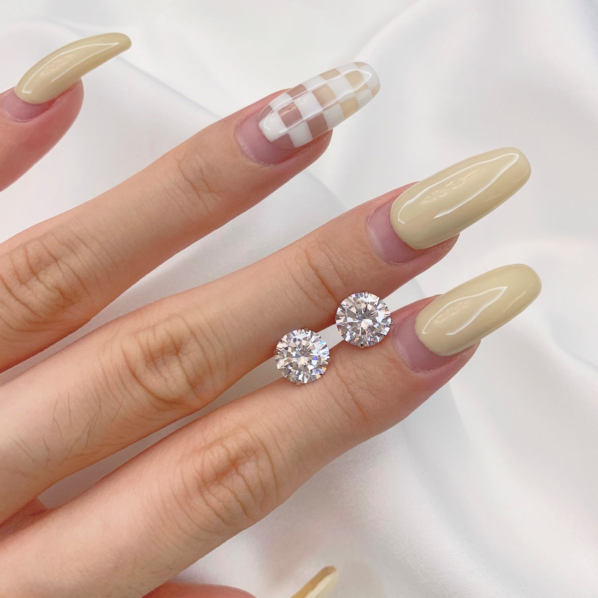 [Elowen Jewels]Stylish Shiny Round Center Stone Stud Earrings