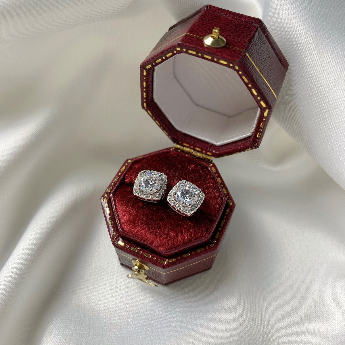 [Elowen Jewels]Classic Round Center Stone Stud Earrings