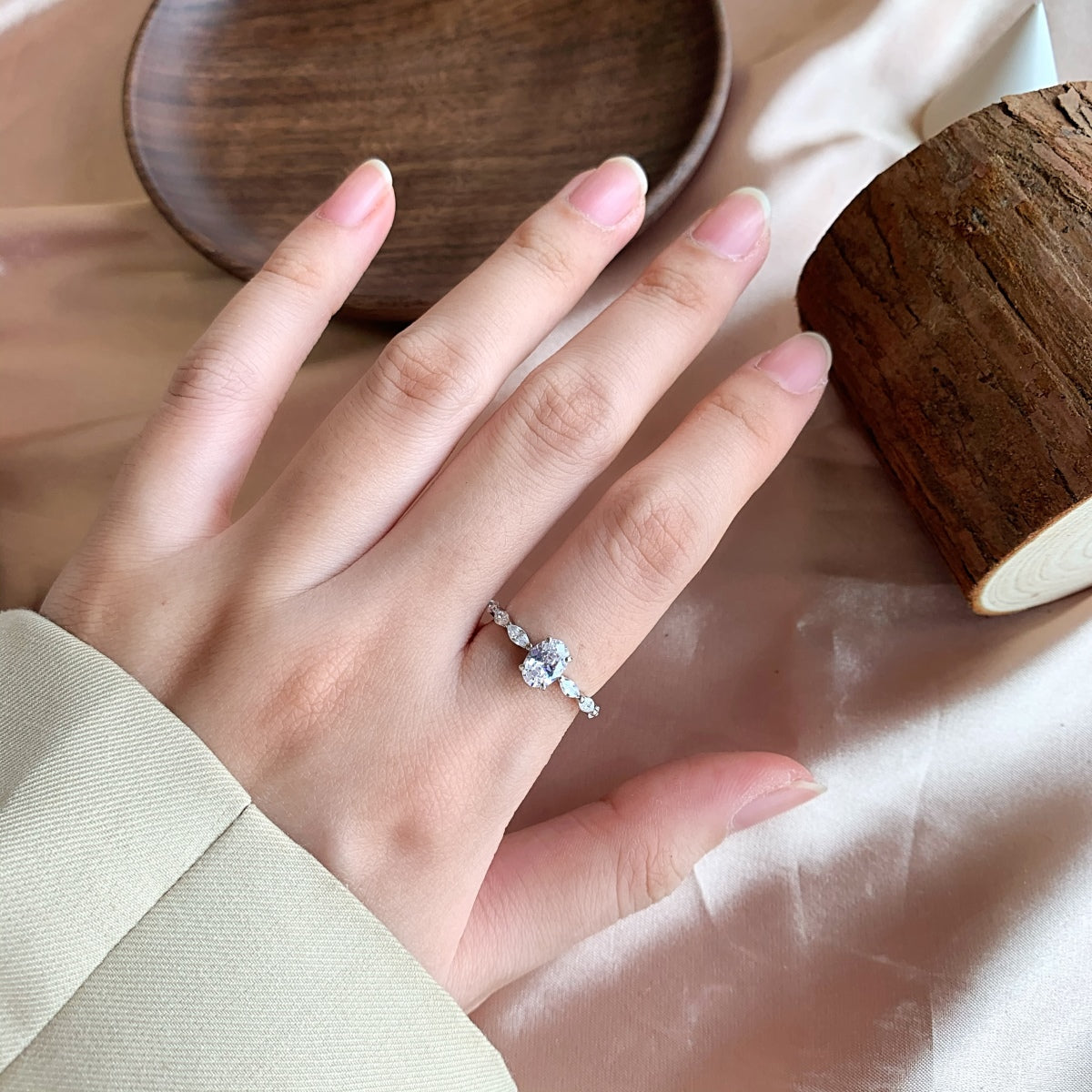 [Elowen Jewels]0.75 Carat Luxurious Vibrant Elongated Cushion Cut Daily Ring