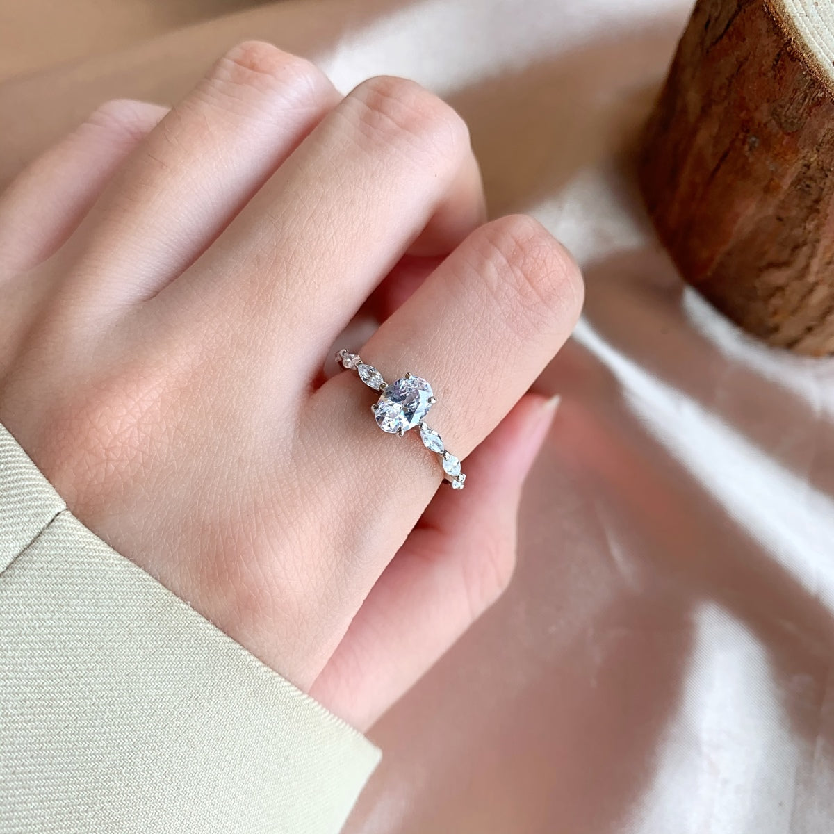 [Elowen Jewels]0.75 Carat Luxurious Vibrant Elongated Cushion Cut Daily Ring