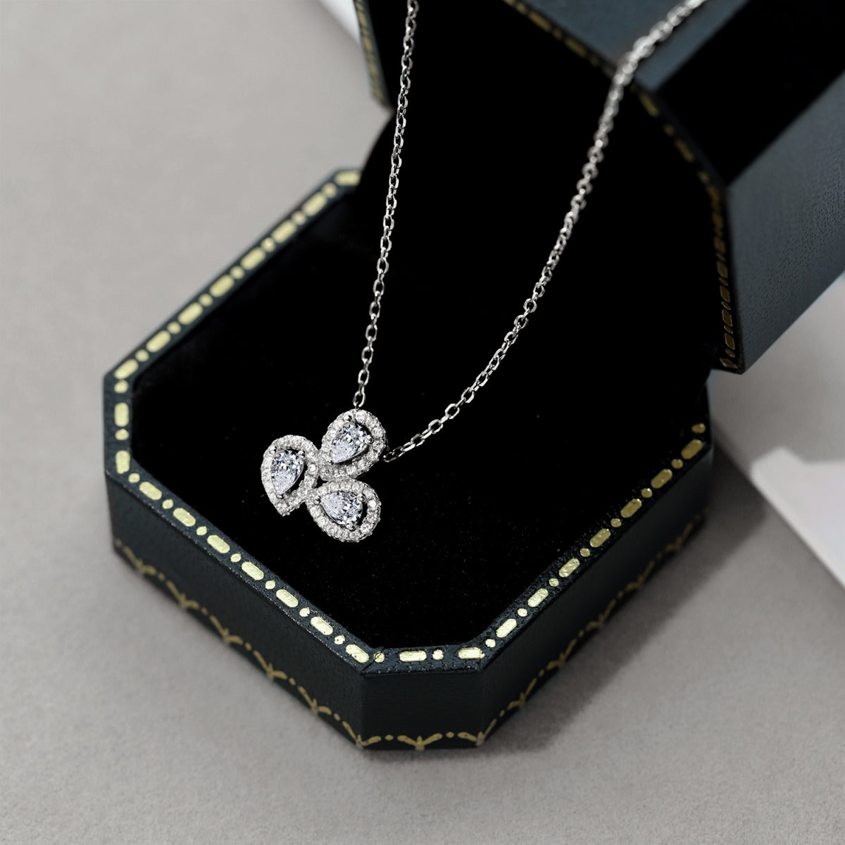 [Elowen Jewels]Elegant Flower Shape Pear Cut Necklace