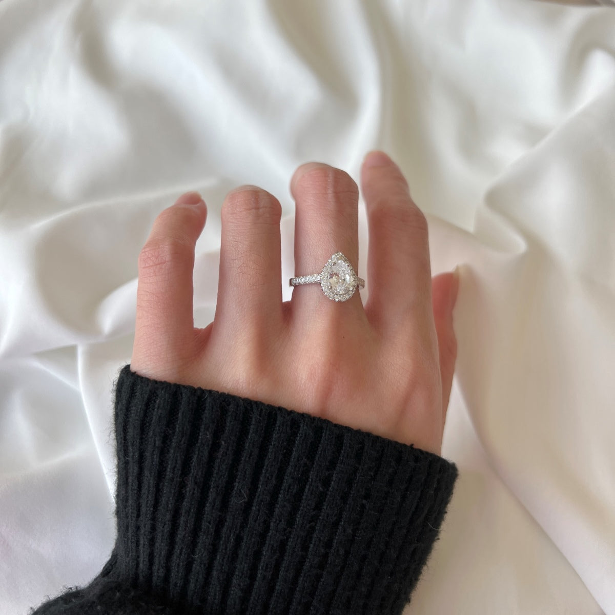 [Elowen Jewels]1.0 Carat Luxurious Resplendent Water Drop Shape Wedding Ring
