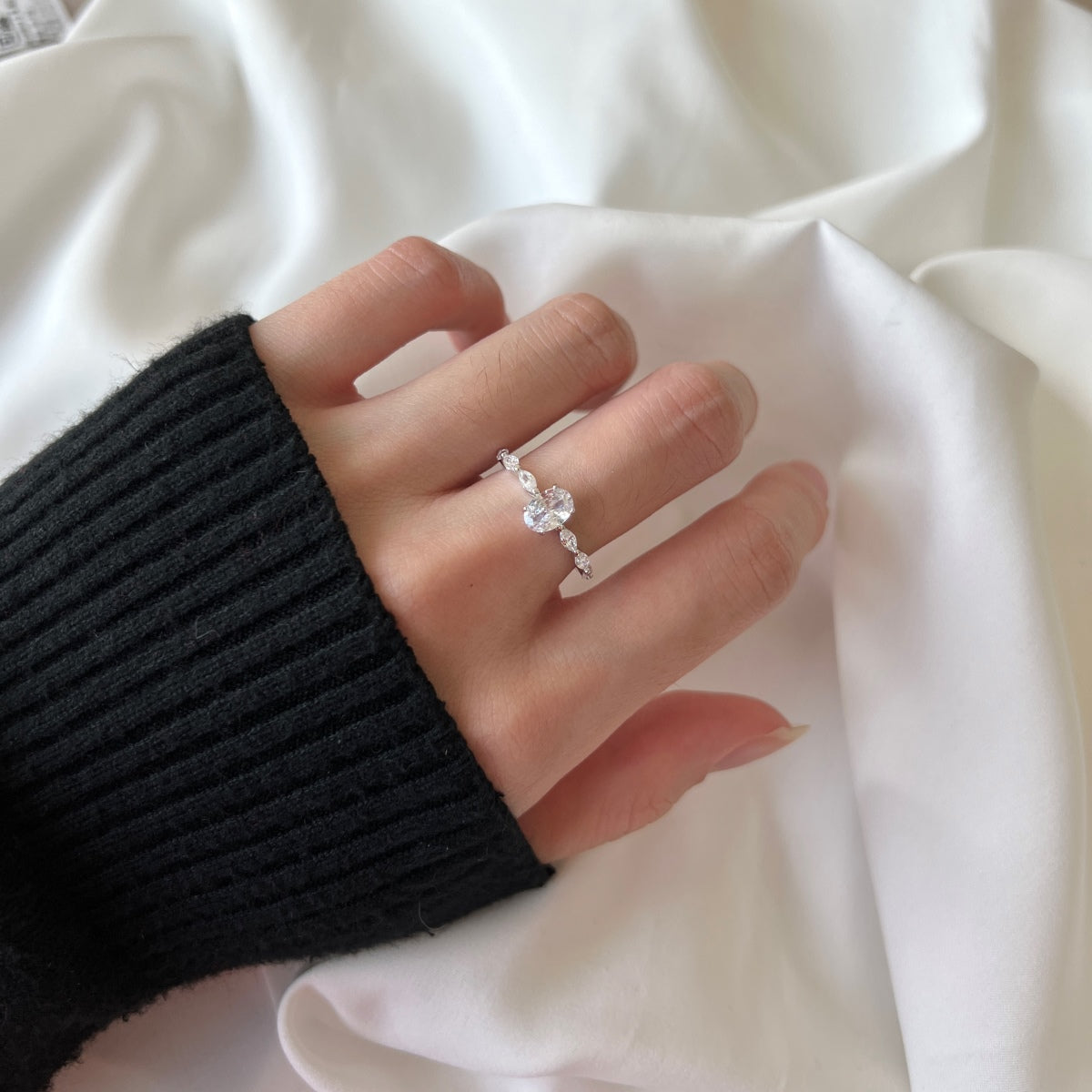 [Elowen Jewels]0.75 Carat Luxurious Vibrant Elongated Cushion Cut Daily Ring