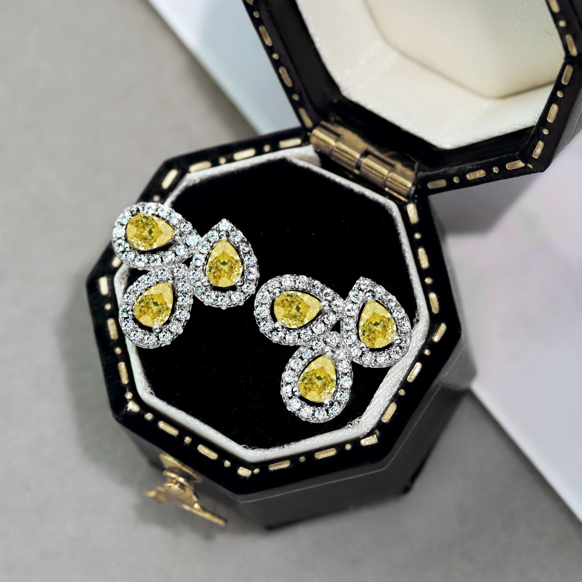 [Elowen Jewels]Ornate Flower Shape Pear Cut Lover Earrings