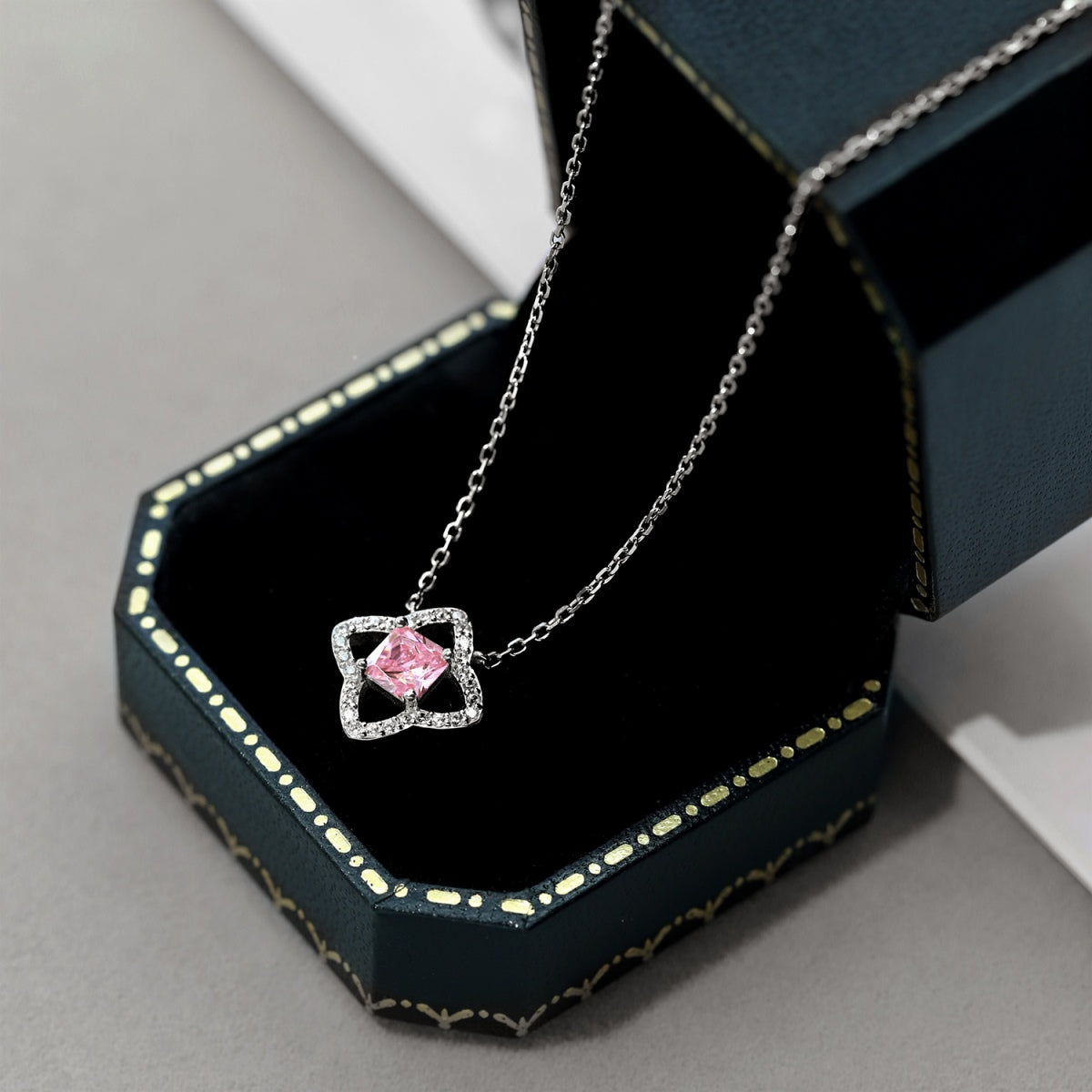 [Elowen Jewels]Exquisite Flower Shape Princess Cut Necklace