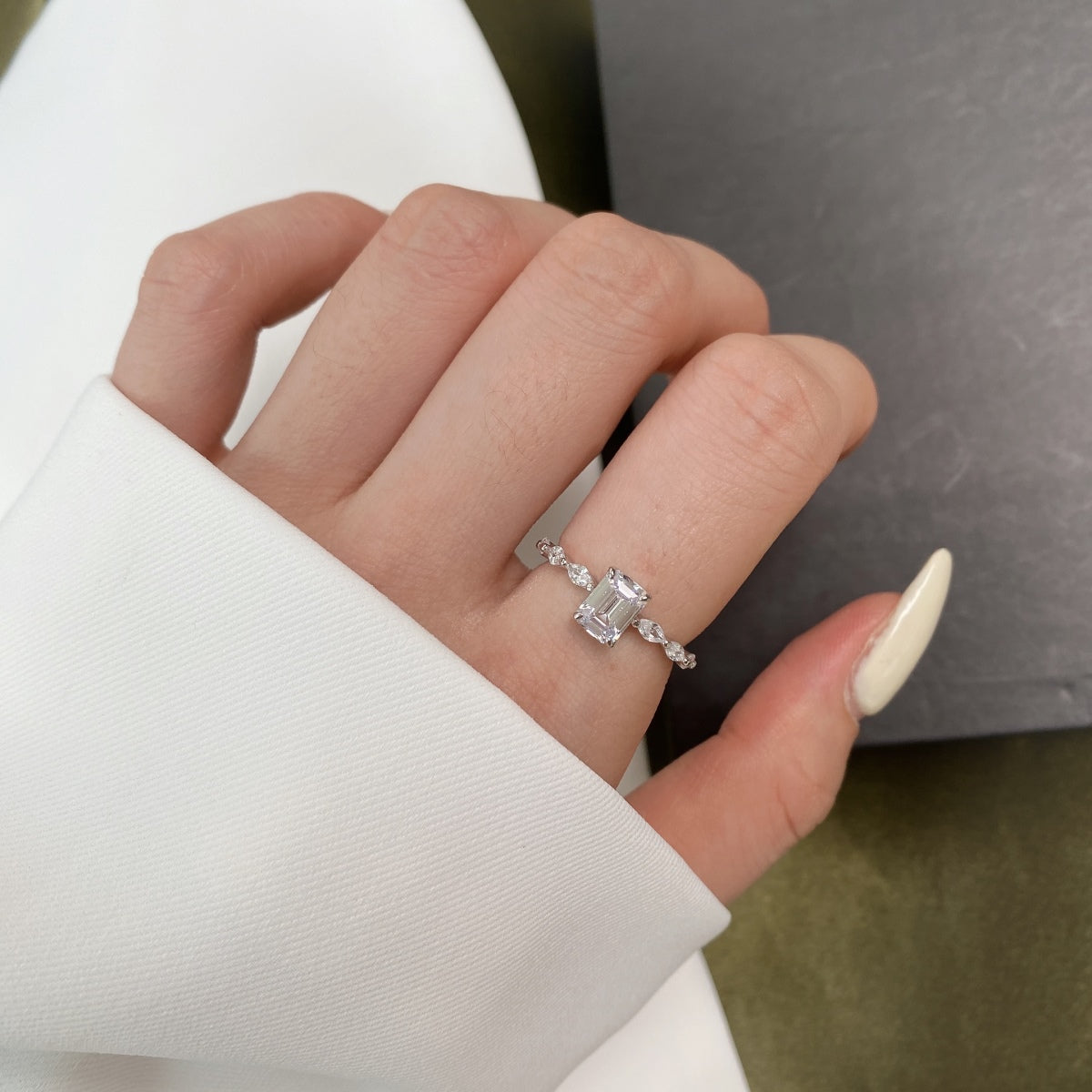 [Elowen Jewels]1.0 Carat Dainty Resplendent Radiant Cut Daily Ring