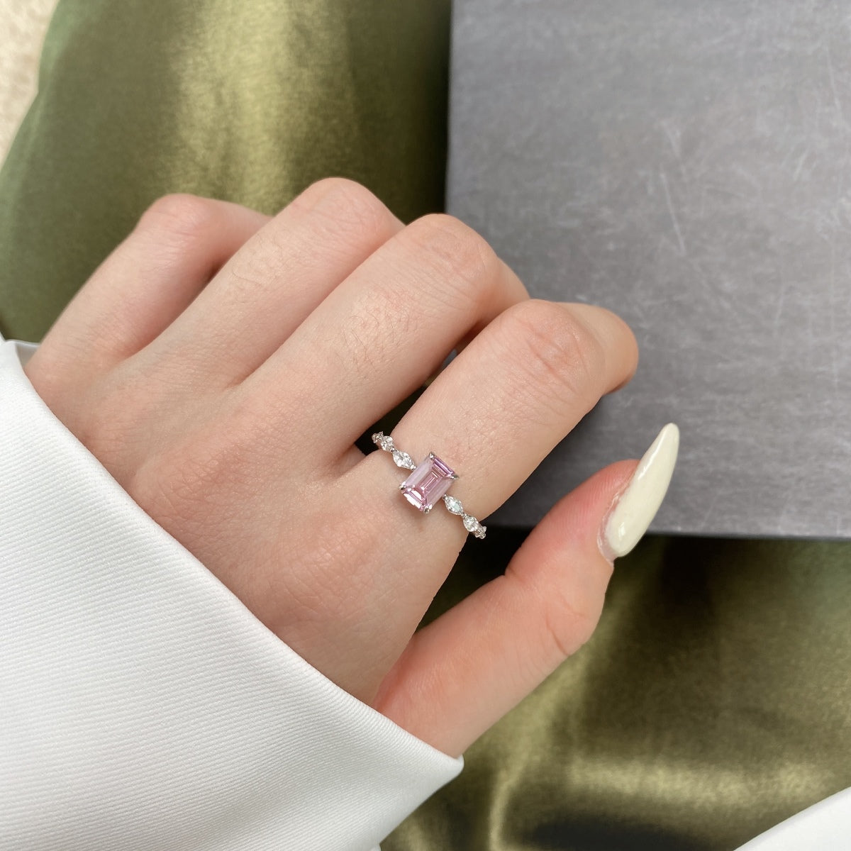 [Elowen Jewels]1.0 Carat Dainty Resplendent Radiant Cut Daily Ring