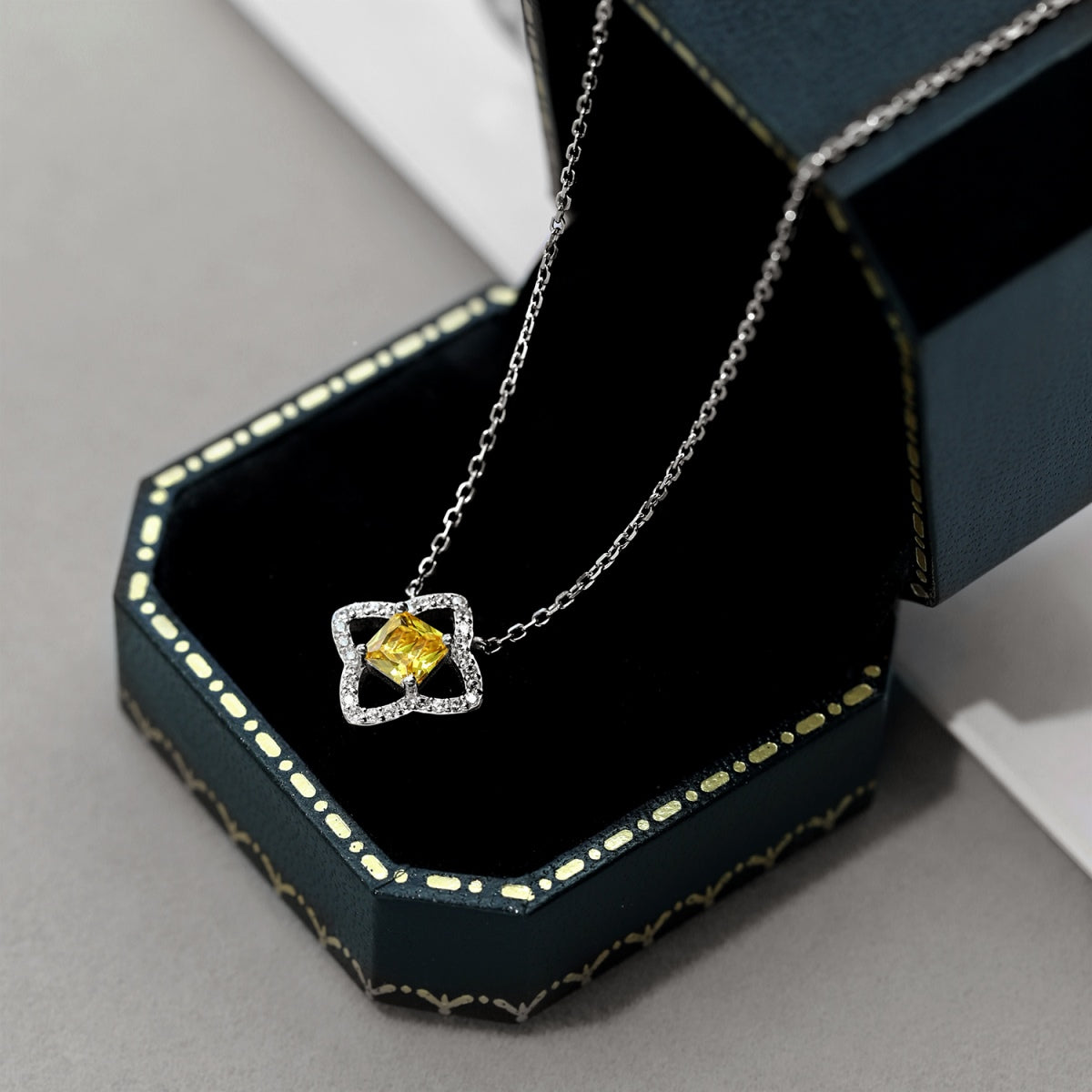 [Elowen Jewels]Exquisite Flower Shape Princess Cut Necklace