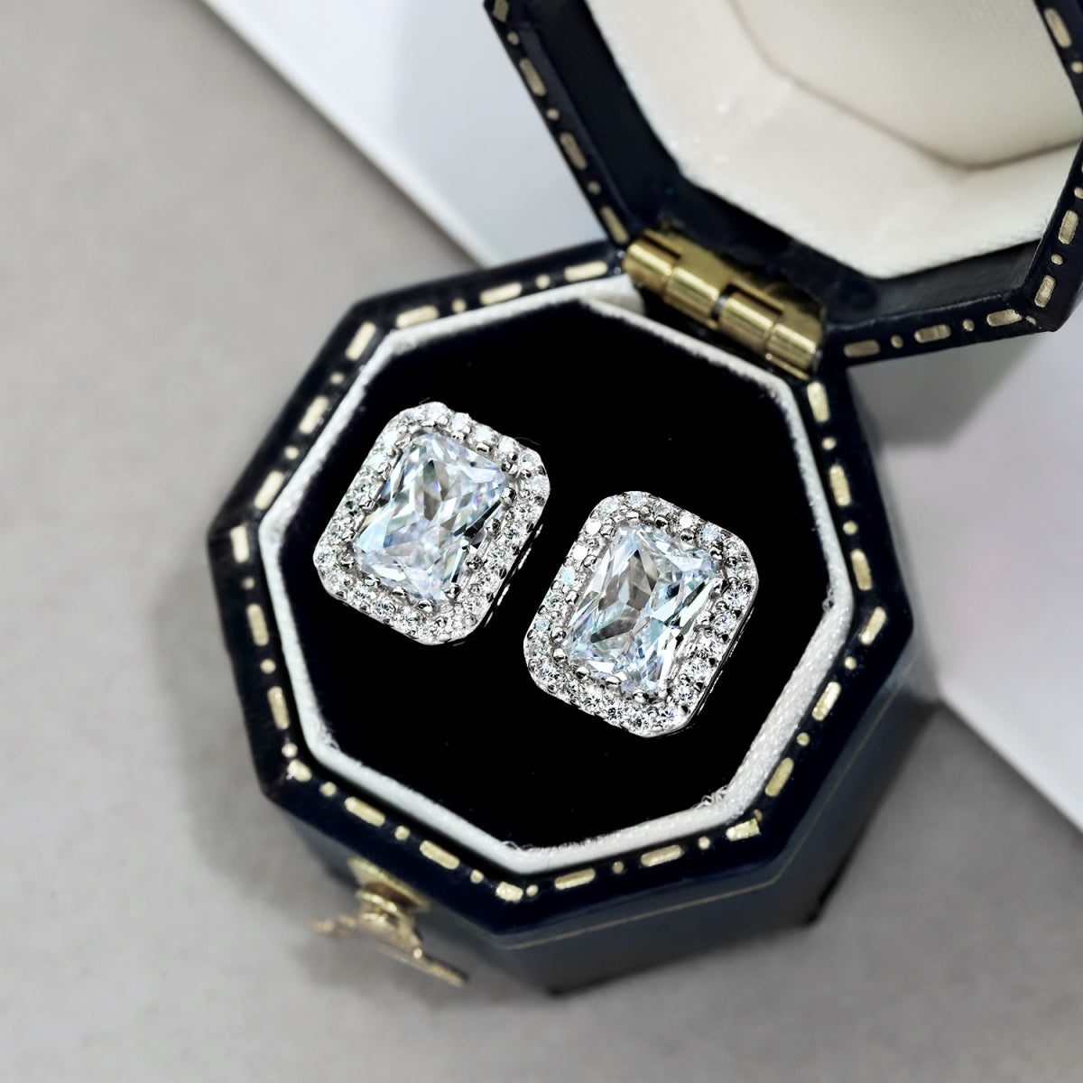 [Elowen Jewels]1.0 Carat Luxurious Dainty Emerald Cut Daily Earrings