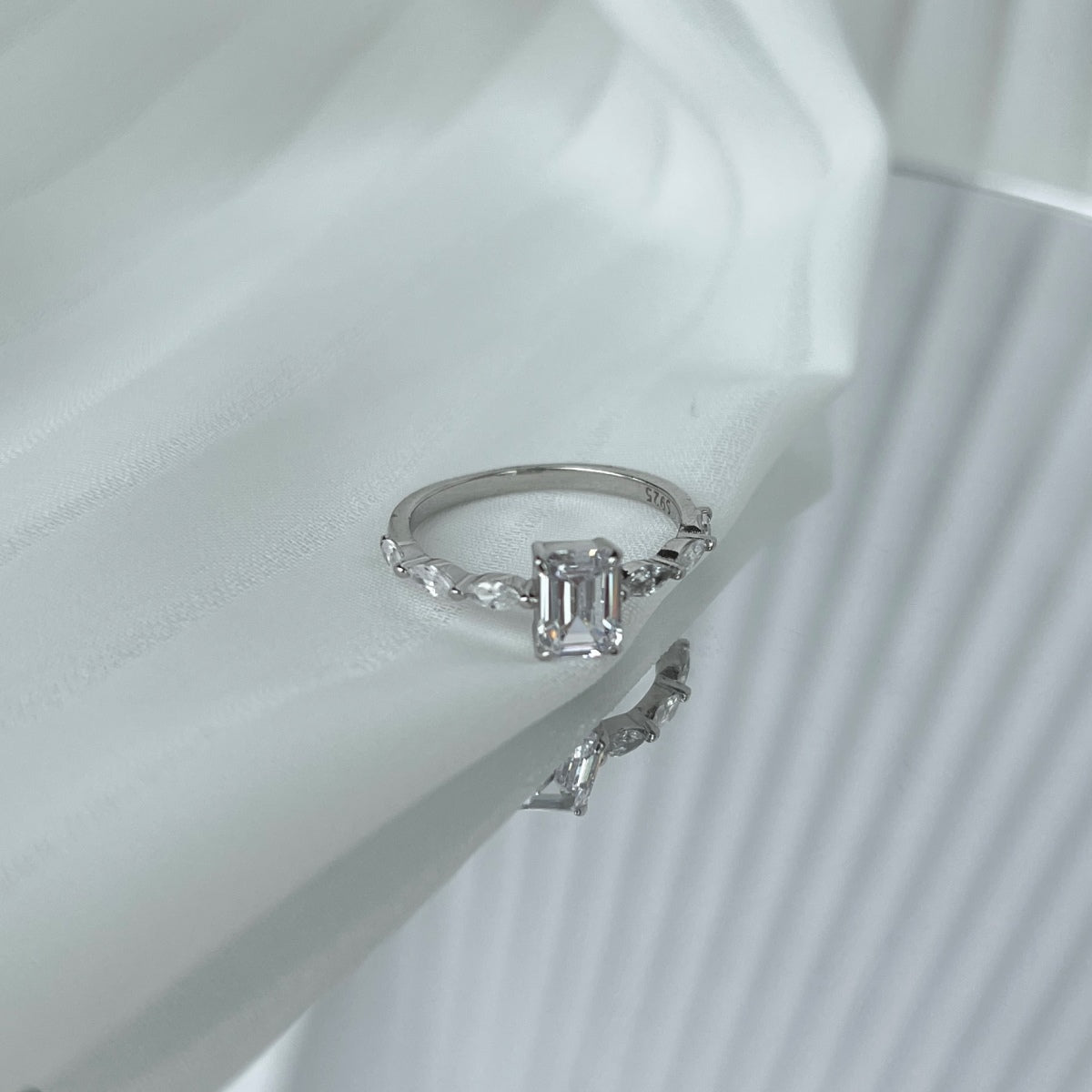 [Elowen Jewels]1.0 Carat Dainty Resplendent Radiant Cut Daily Ring