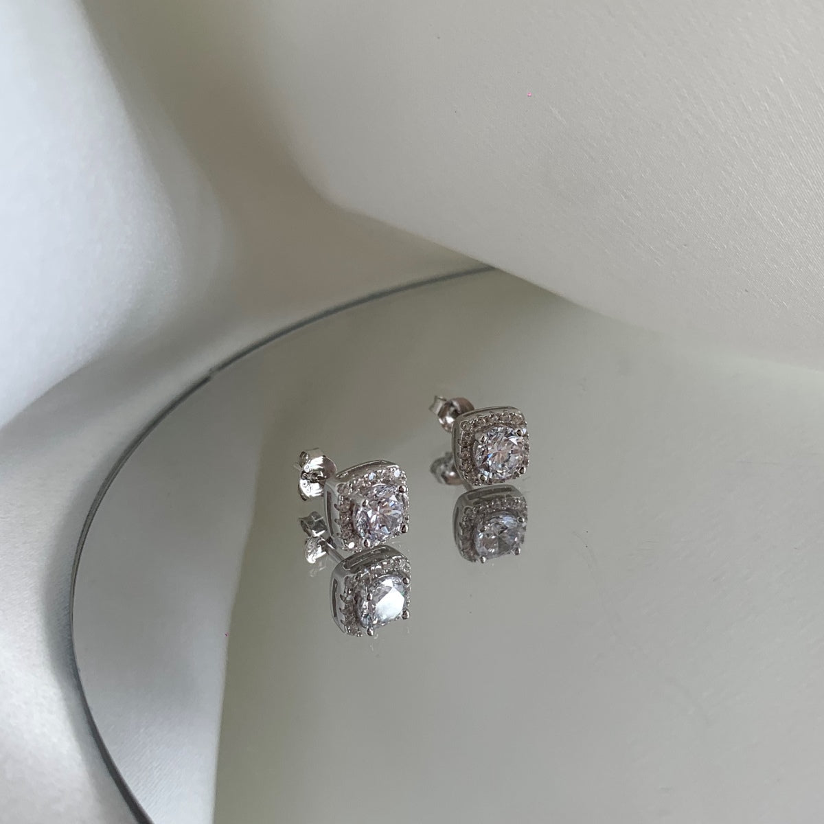 [Elowen Jewels]Classic Round Center Stone Stud Earrings