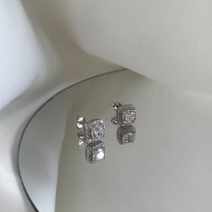 [Elowen Jewels]Classic Round Center Stone Stud Earrings