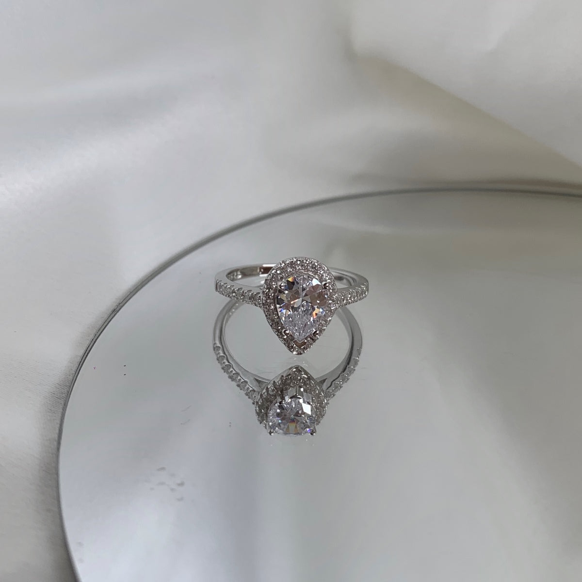 [Elowen Jewels]1.0 Carat Luxurious Resplendent Water Drop Shape Wedding Ring