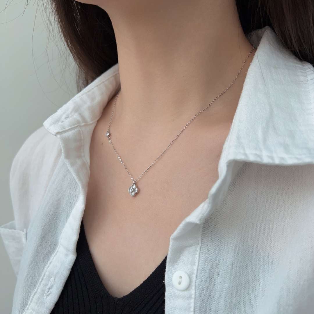 [Elowen Jewels]Delicate Flower Shape Necklace