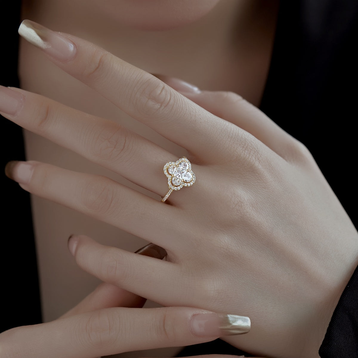 [Elowen Jewels]Luxurious Eternity Flower Shape Banquet Ring