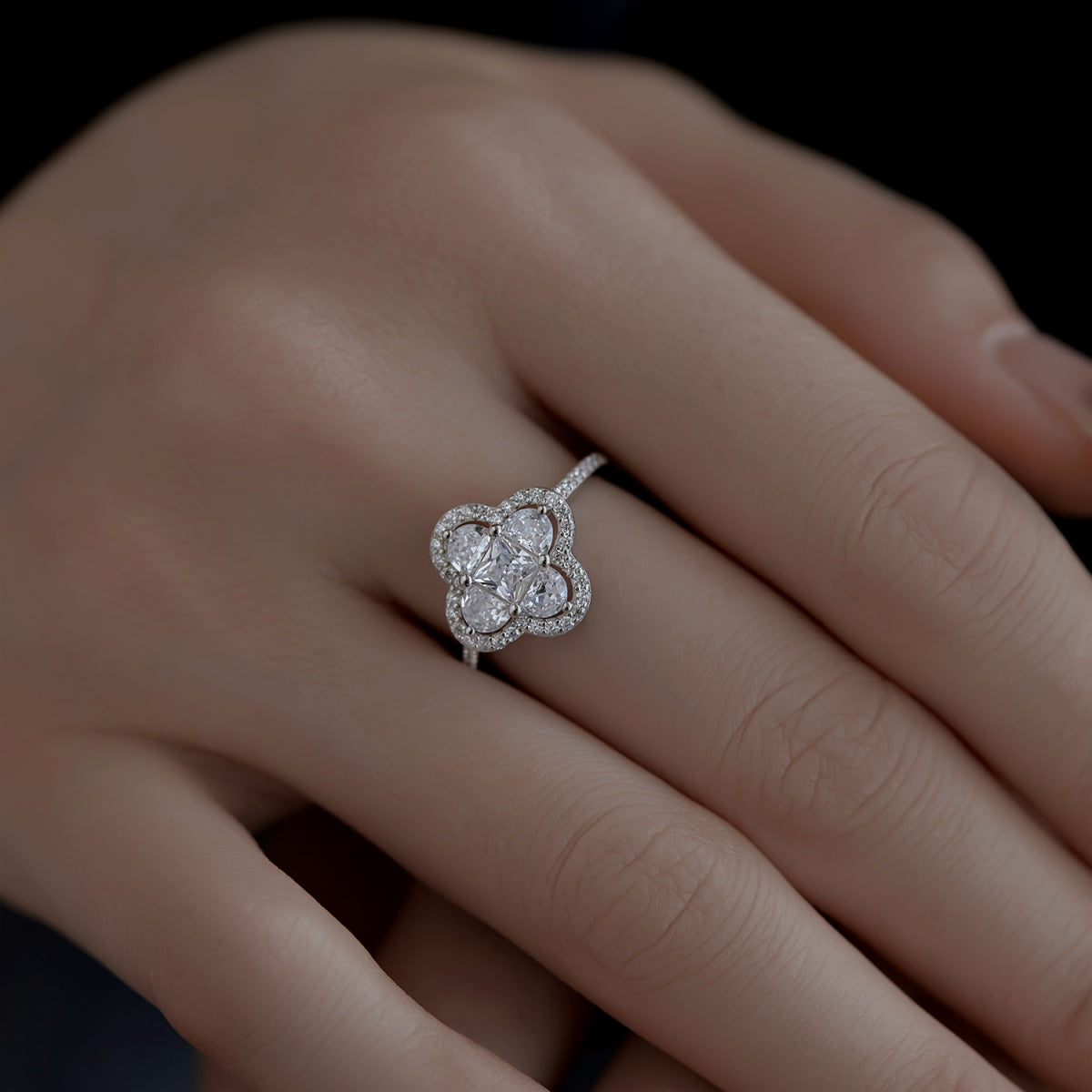 [Elowen Jewels]Luxurious Eternity Flower Shape Banquet Ring