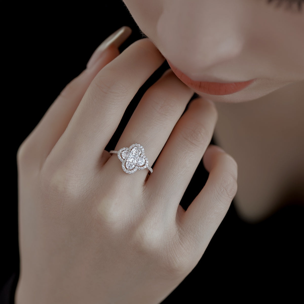[Elowen Jewels]Luxurious Eternity Flower Shape Banquet Ring