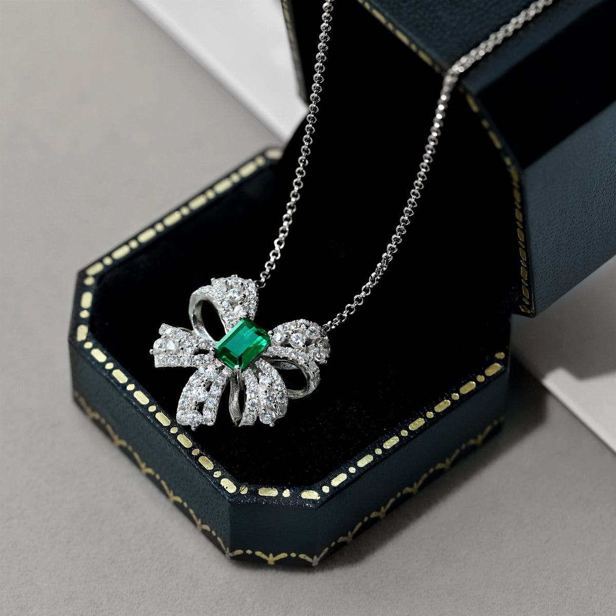 [Elowen Jewels]Luxurious Flower Shape Emerald Cut Necklace