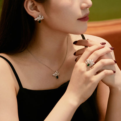 [Elowen Jewels]Luxurious Flower Shape Emerald Cut Necklace