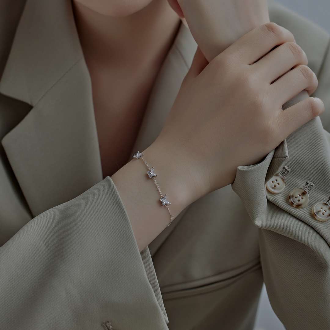 [Elowen Jewels]Radiant Butterfly Shape Necklace