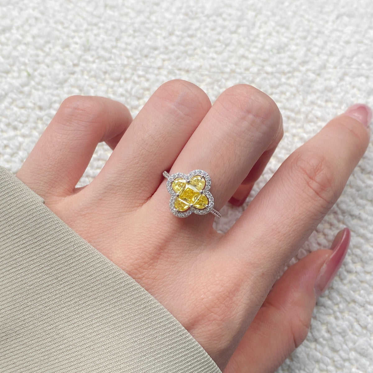 [Elowen Jewels]Luxurious Eternity Flower Shape Banquet Ring
