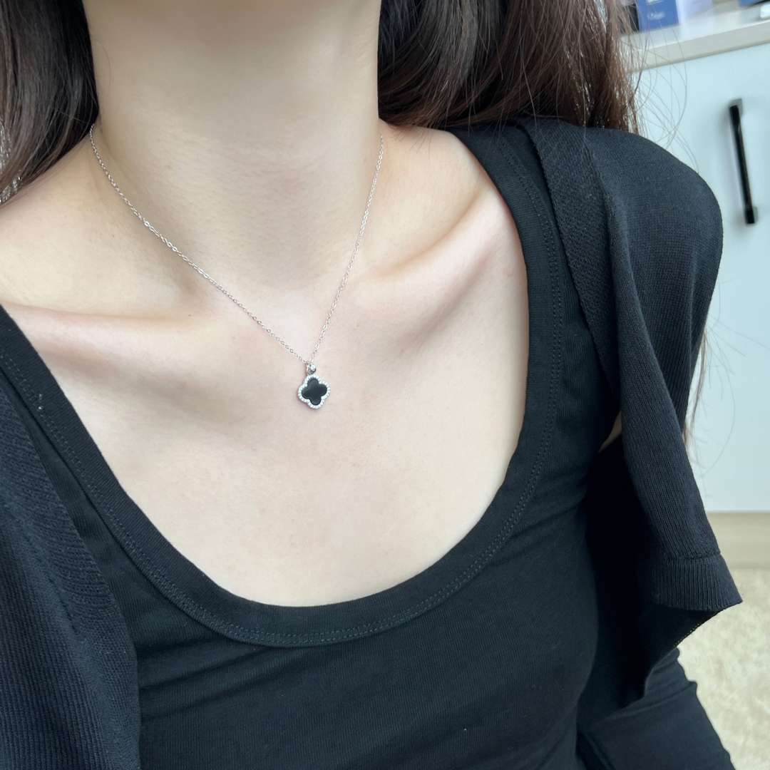 [Elowen Jewels]Dainty Flower Shape Necklace