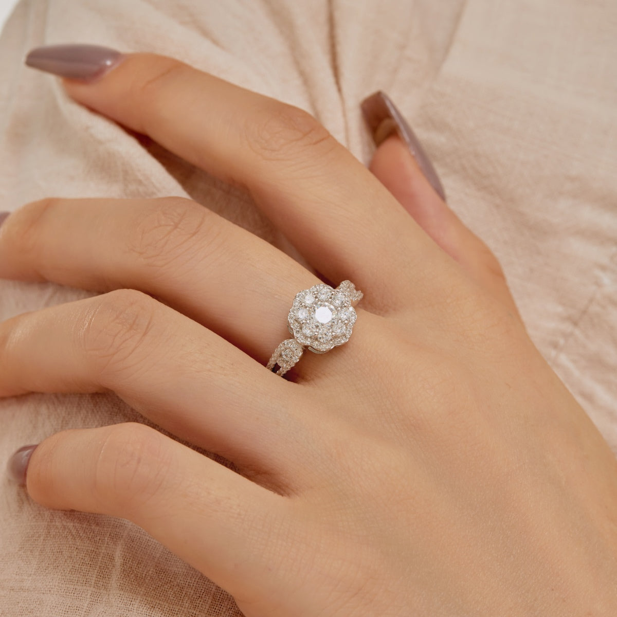 [Elowen Jewels]Delicate Colorful Round Cut Flower Shape Wedding Ring