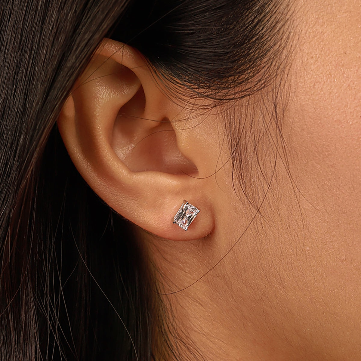 [Elowen Jewels]Stylish Shiny Rectangular Center Stone Stud Earrings