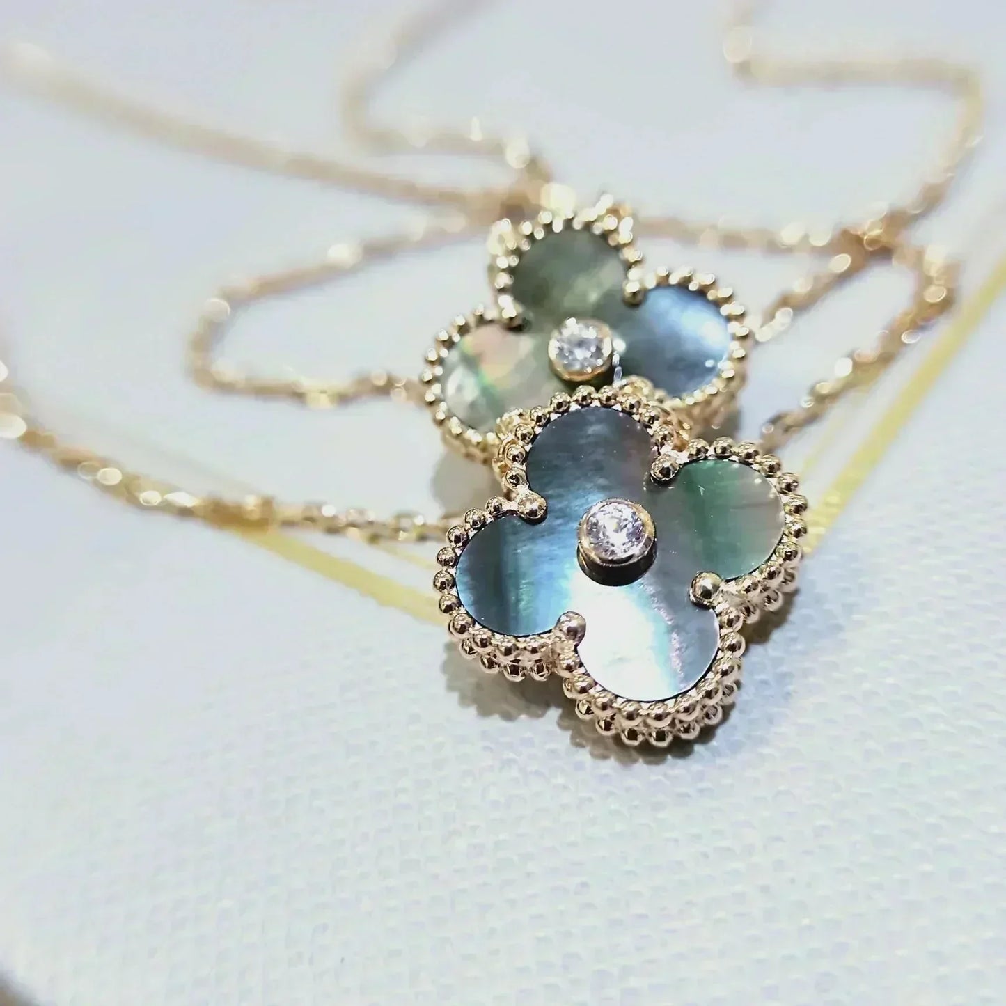 [Elowen Jewels]CLOVER 15MM DIAMOND AND MOTHER-OF-GREY NECKLACE