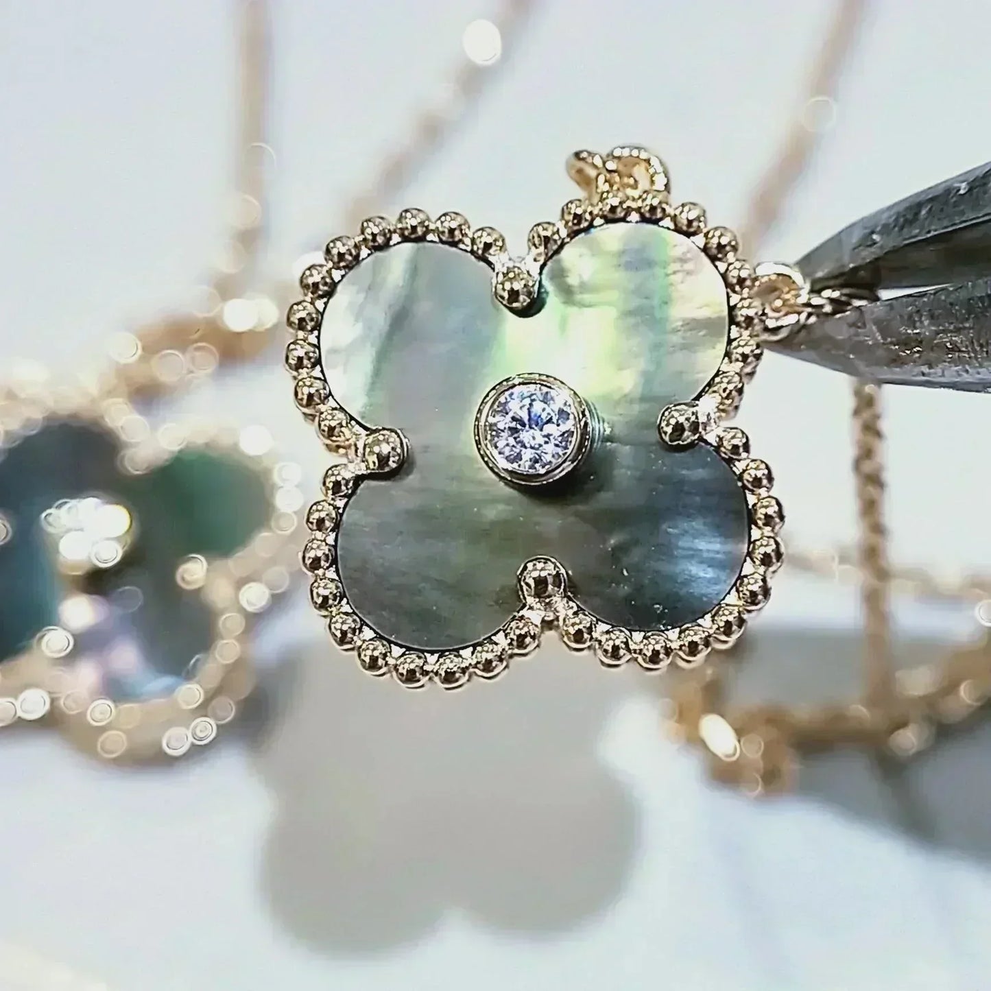[Elowen Jewels]CLOVER 15MM DIAMOND AND MOTHER-OF-GREY NECKLACE