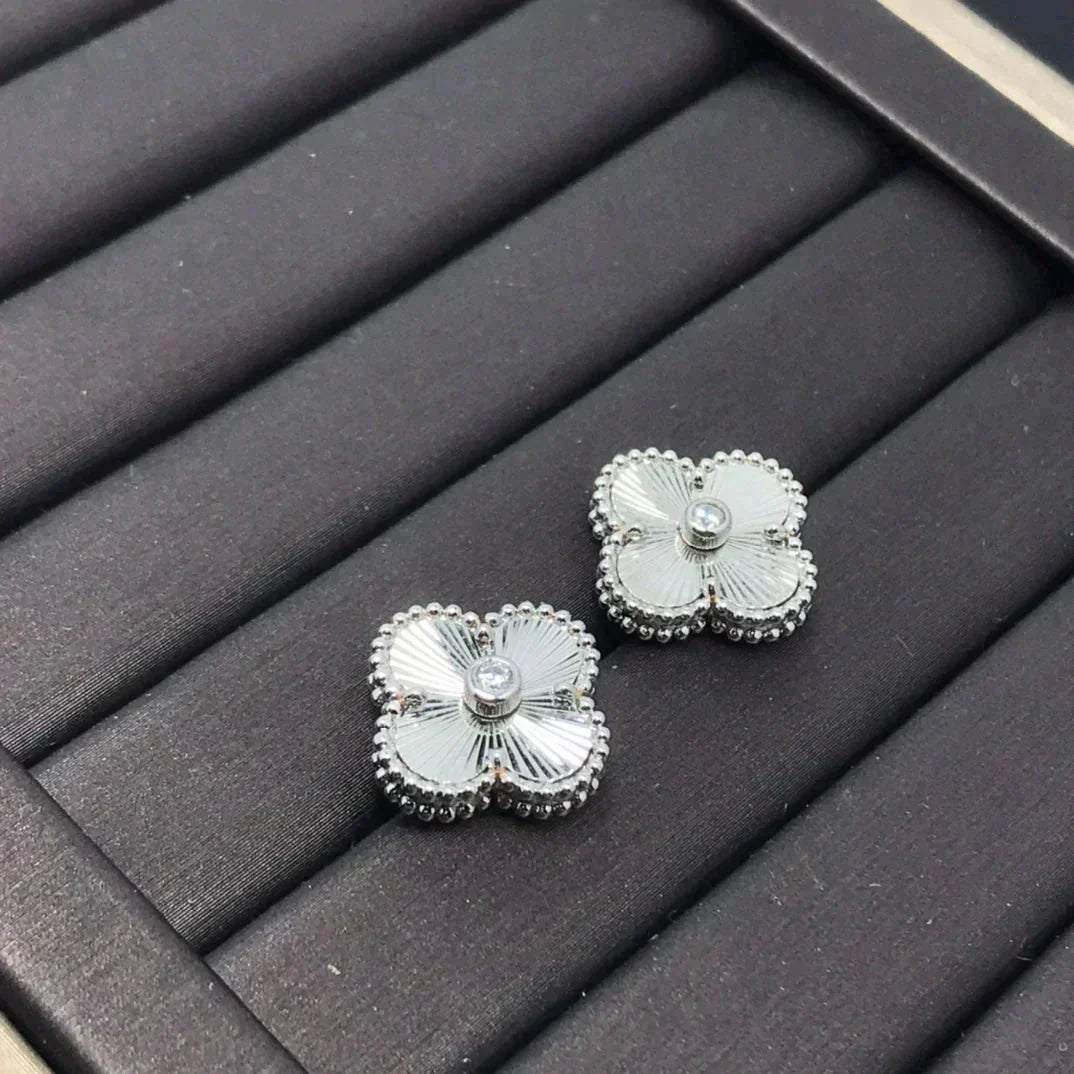 [Elowen Jewels]CLOVER MINI 9.5MM LASER EARRINGS