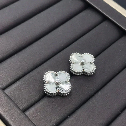 [Elowen Jewels]CLOVER MINI 9.5MM LASER EARRINGS