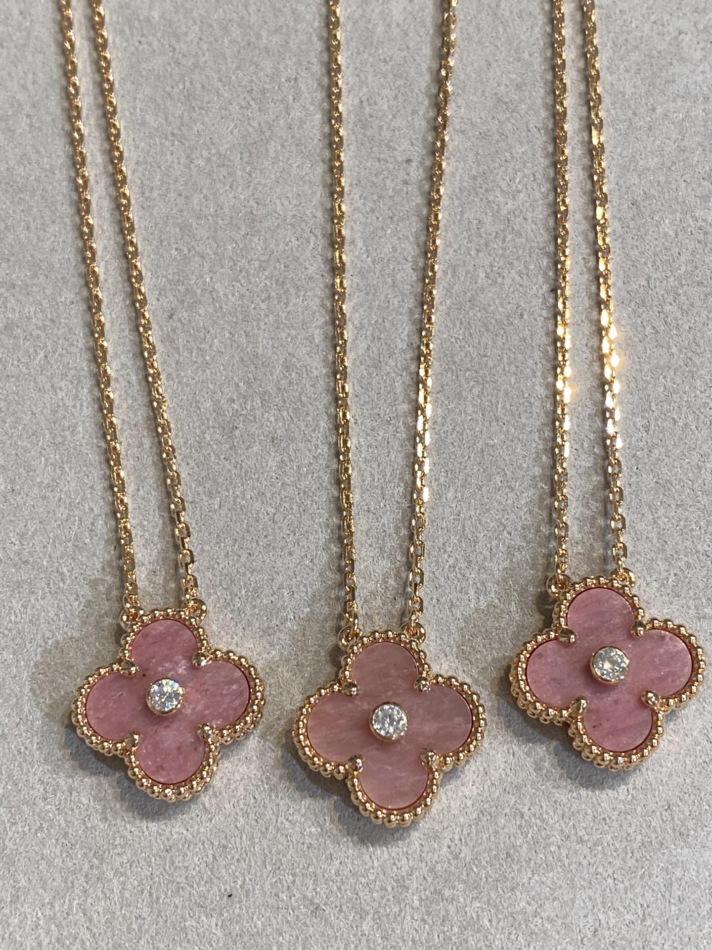 [Elowen Jewels]CLOVER 15MM DIAMOND RHODONITE NECKLACE