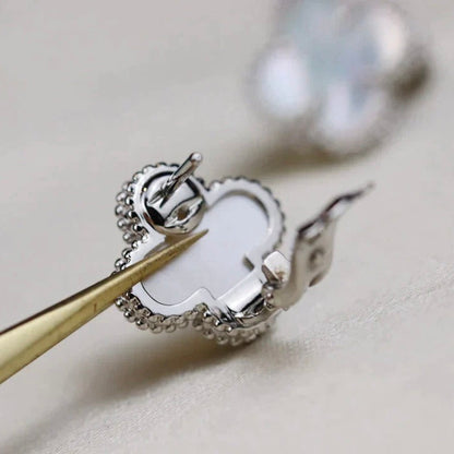 [Elowen Jewels]CLOVER MEDIUM 1 MOTIFS  WHITE MOP EARRINGS SILVER