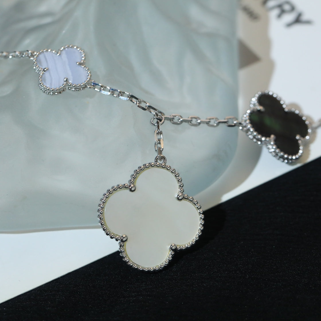 [Elowen Jewels]CLOVER BRACELET 5 MOTIFS MOP CHALCEDONY SILVER