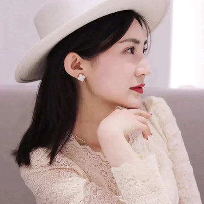 [Elowen Jewels]CLOVER MEDIUM 1 MOTIFS  WHITE MOP STUD EARRINGS