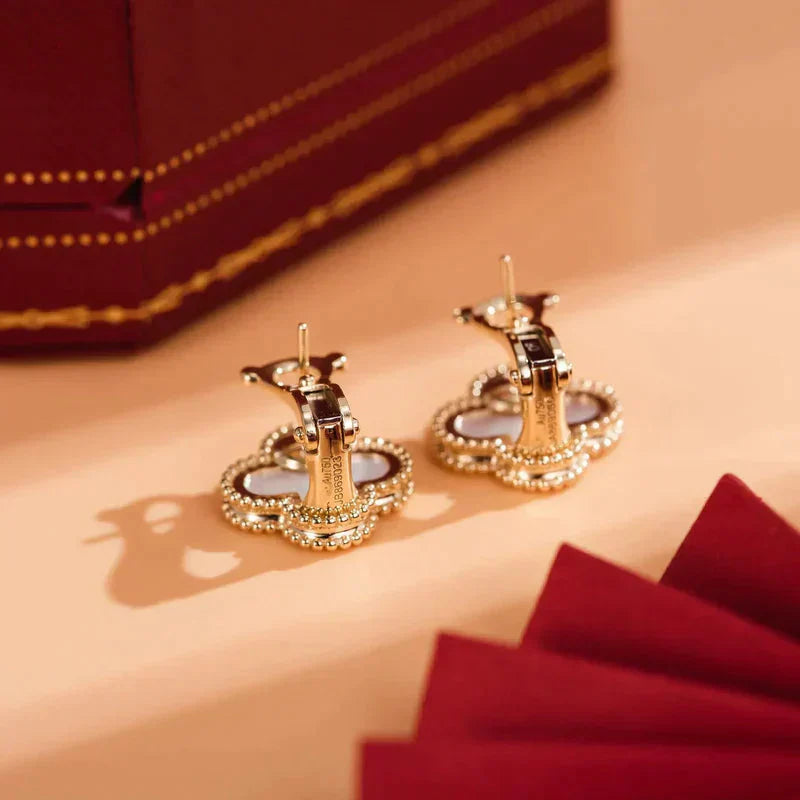 [Elowen Jewels]CLOVER MEDIUM 1 MOTIFS  WHITE MOP STUD EARRINGS
