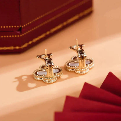 [Elowen Jewels]CLOVER MEDIUM 1 MOTIFS  WHITE MOP STUD EARRINGS