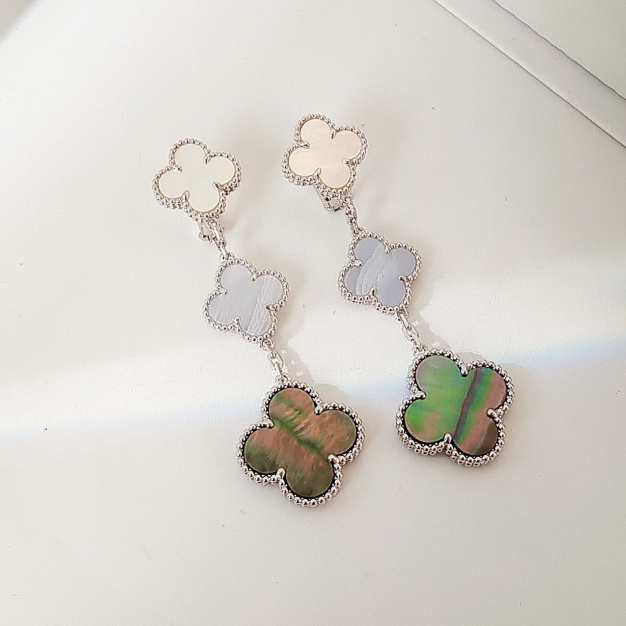 [Elowen Jewels]CLOVER 3 MOTIFS CHALCEDONY DARK MOP SILVER EARRINGS
