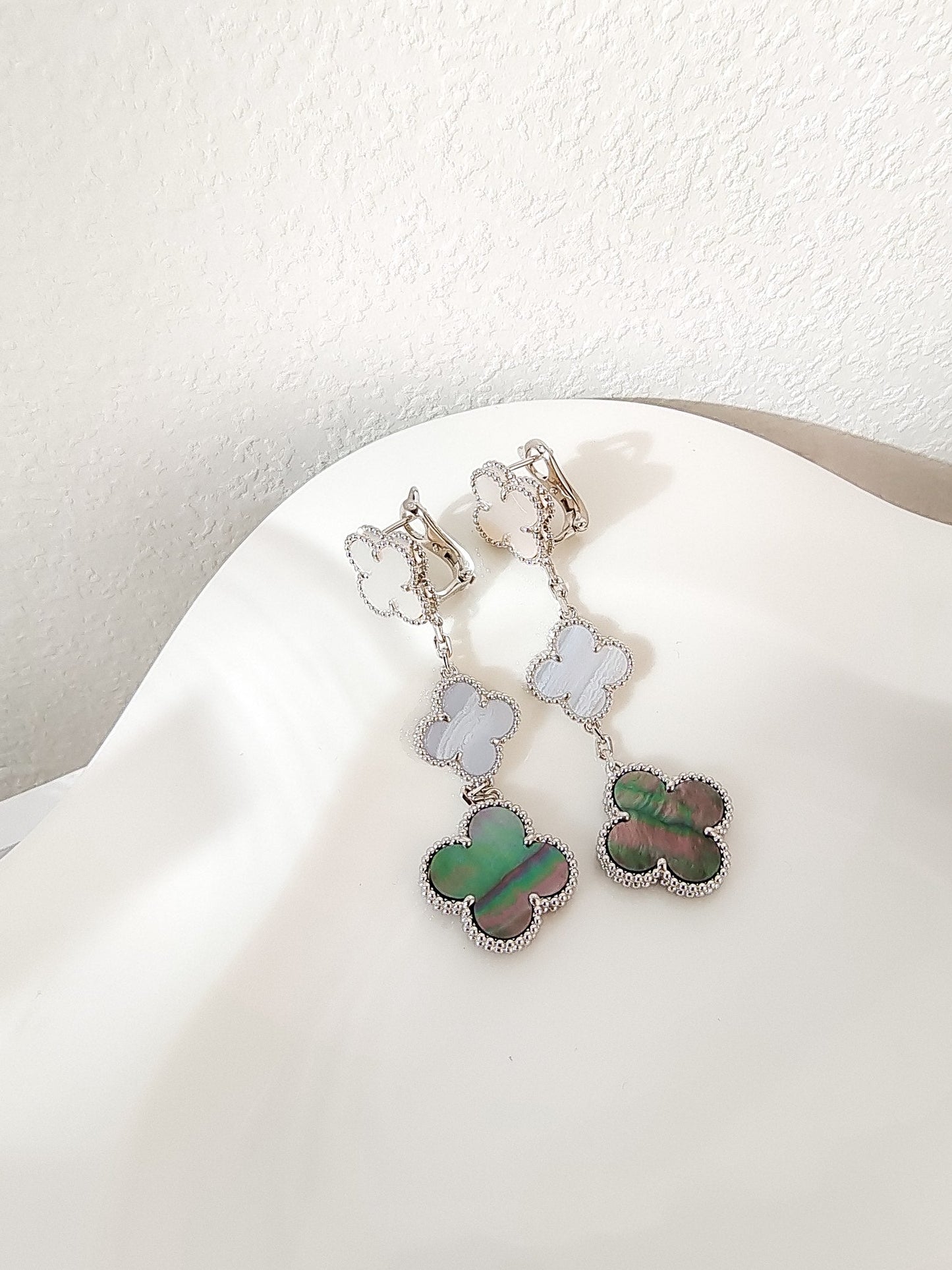 [Elowen Jewels]CLOVER 3 MOTIFS CHALCEDONY DARK MOP SILVER EARRINGS