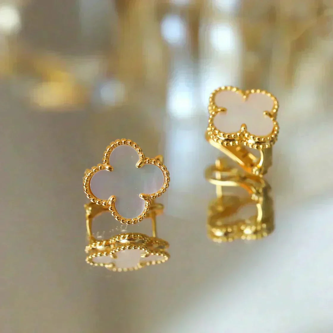 [Elowen Jewels]CLOVER MEDIUM 1 MOTIFS  WHITE MOP STUD EARRINGS