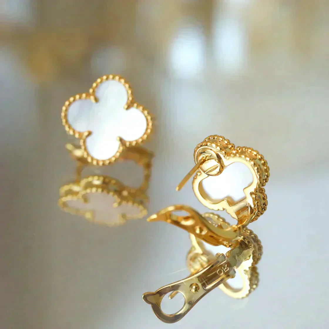 [Elowen Jewels]CLOVER MEDIUM 1 MOTIFS  WHITE MOP STUD EARRINGS