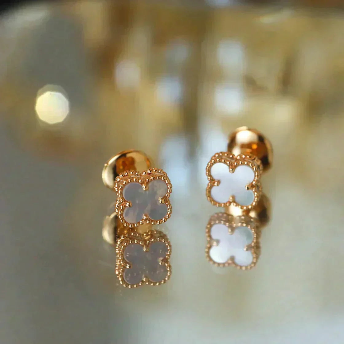[Elowen Jewels]CLOVER MINI 9.5MM WHITE MOP EARRINGS