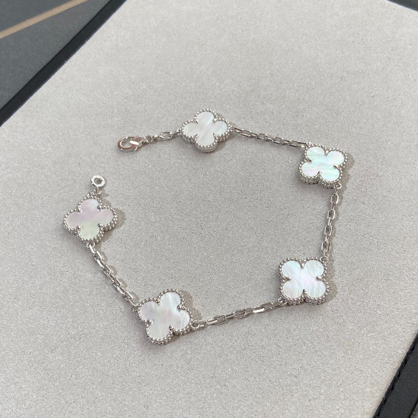 [Elowen Jewels]CLOVER WHITE PEARL MOP 5 MOTIF BRACELET COLLECTION