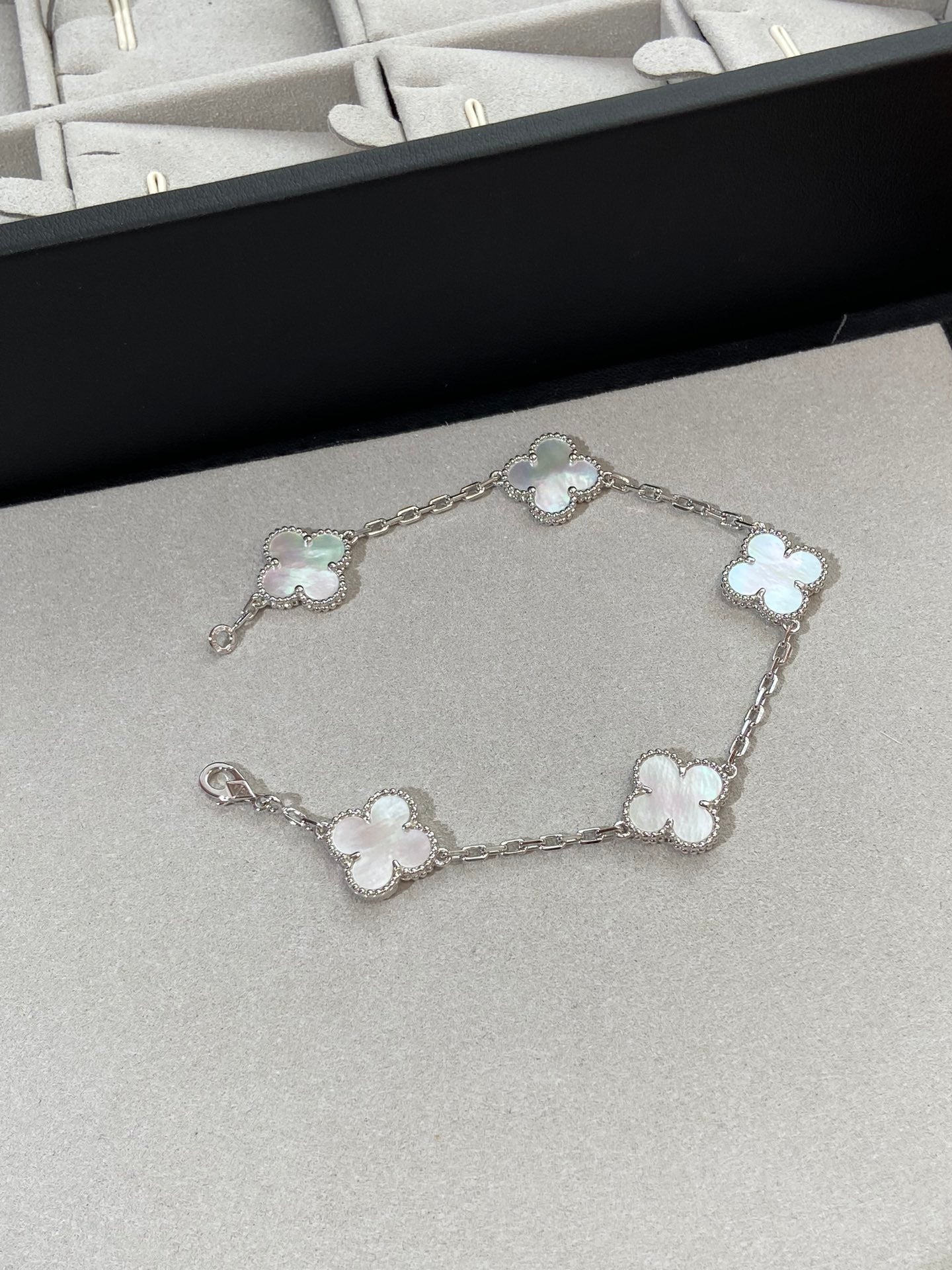 [Elowen Jewels]CLOVER WHITE PEARL MOP 5 MOTIF BRACELET COLLECTION