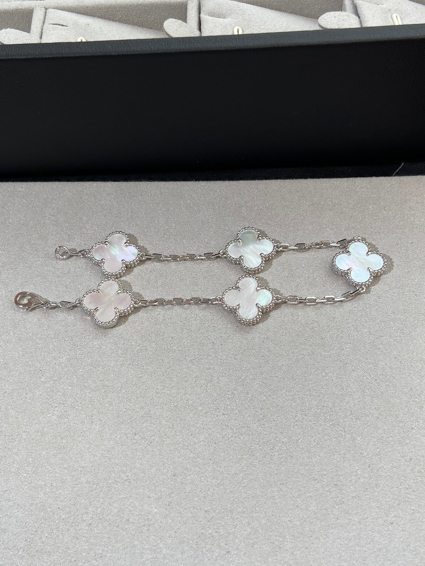 [Elowen Jewels]CLOVER WHITE PEARL MOP 5 MOTIF BRACELET COLLECTION